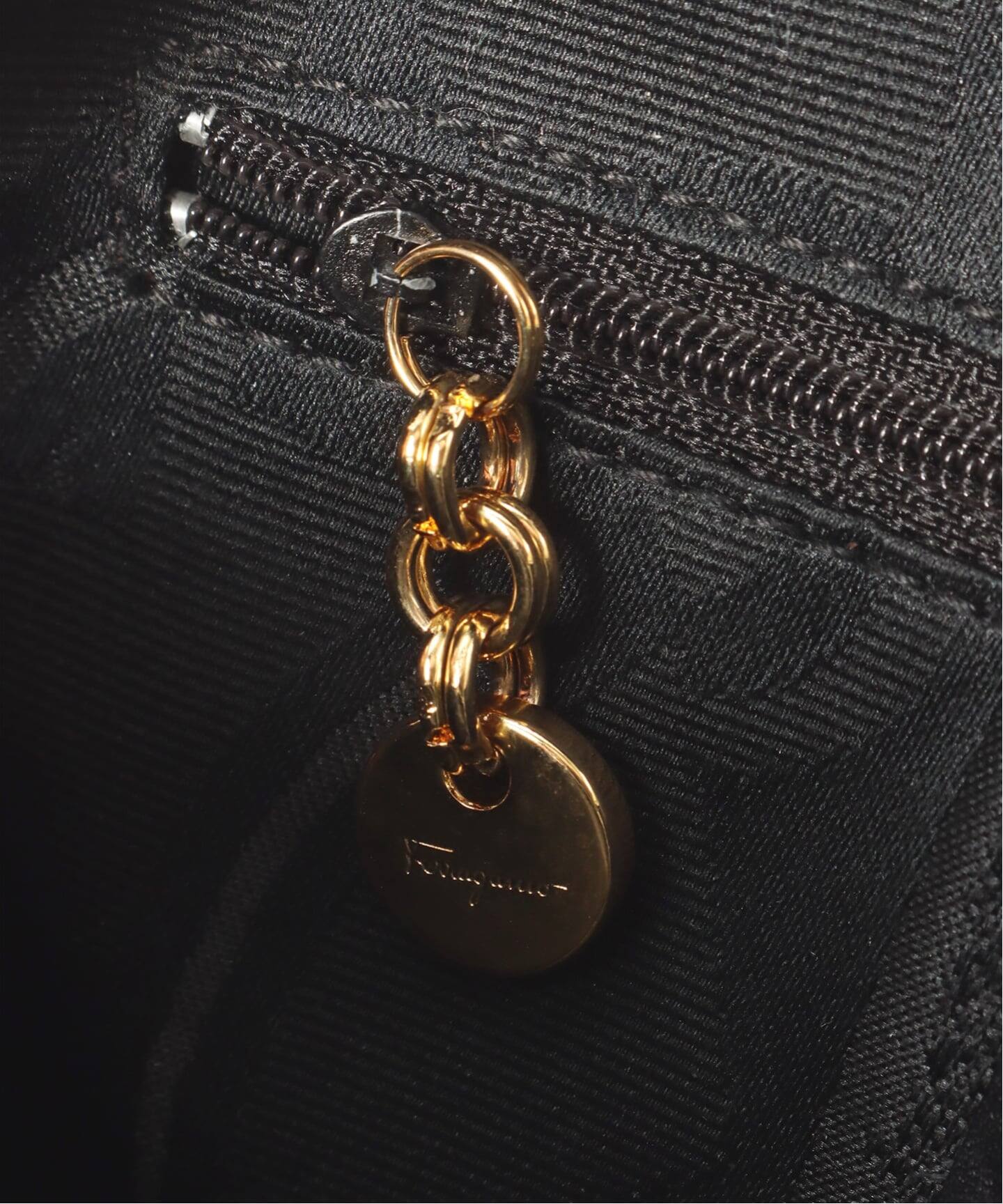 VINTAGE FERRAGAMO/フェラガモ】ショルダーバッグ vara suede