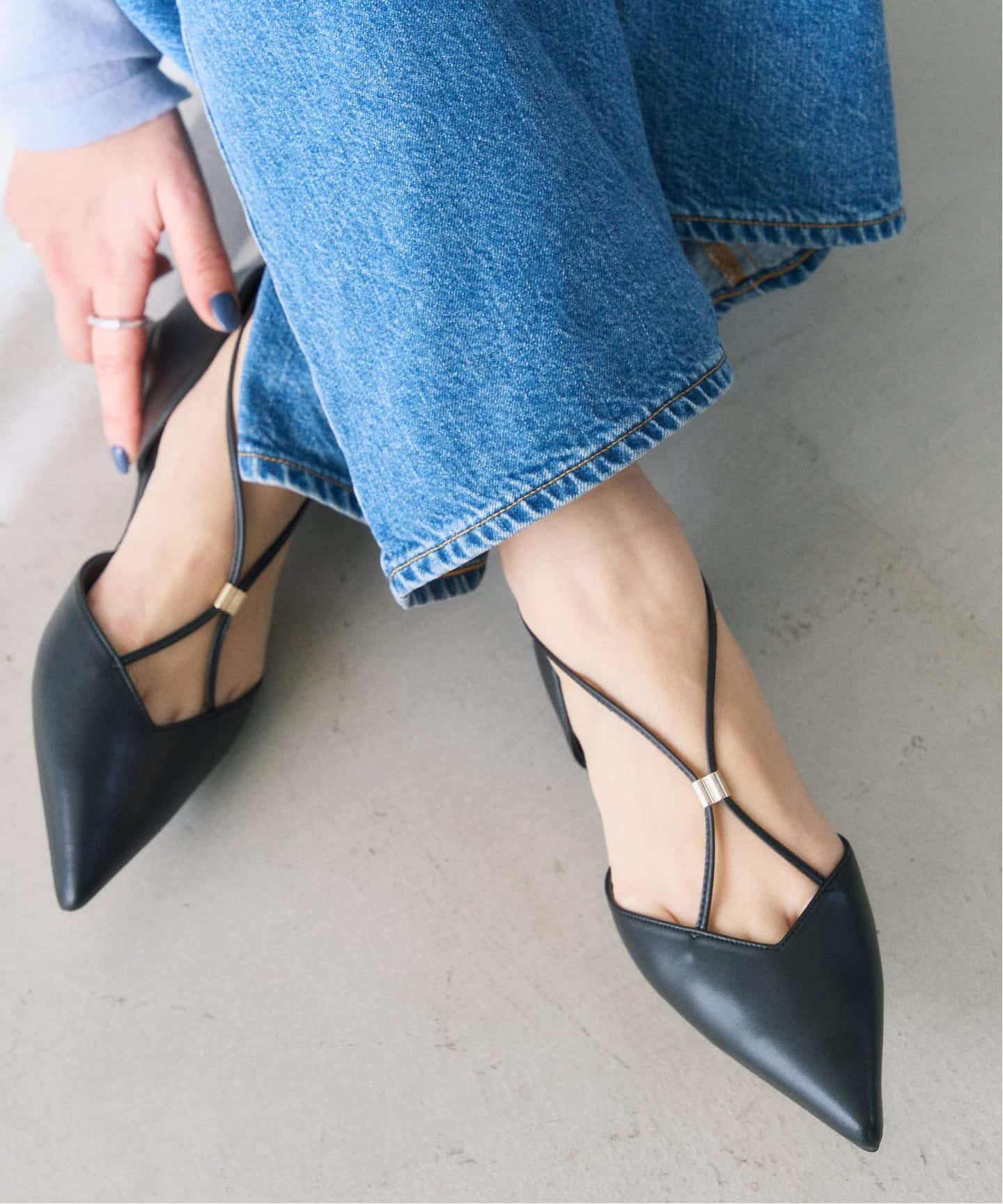 予約》ポインテッドメタルクロスストラップフラット（フラットシューズ