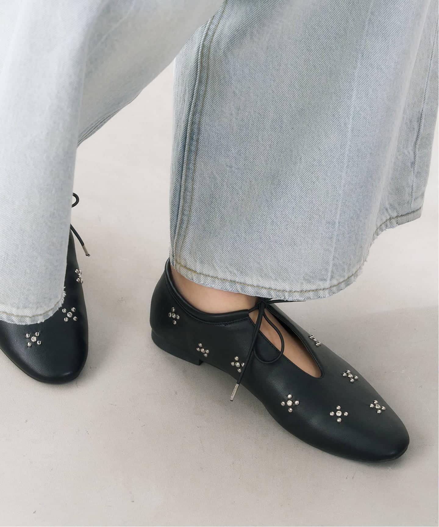 ディープカットスタッズフラットシューズ（フラットシューズ）｜LE