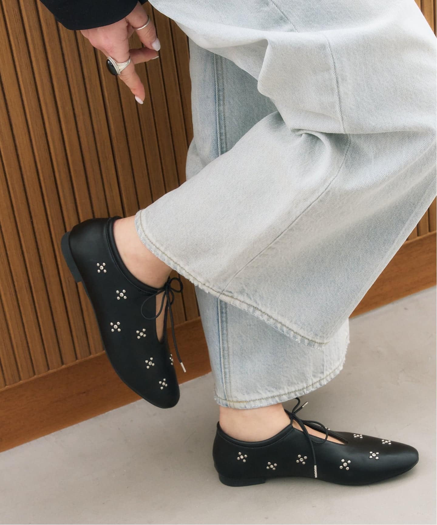 ディープカットスタッズフラットシューズ（フラットシューズ）｜LE