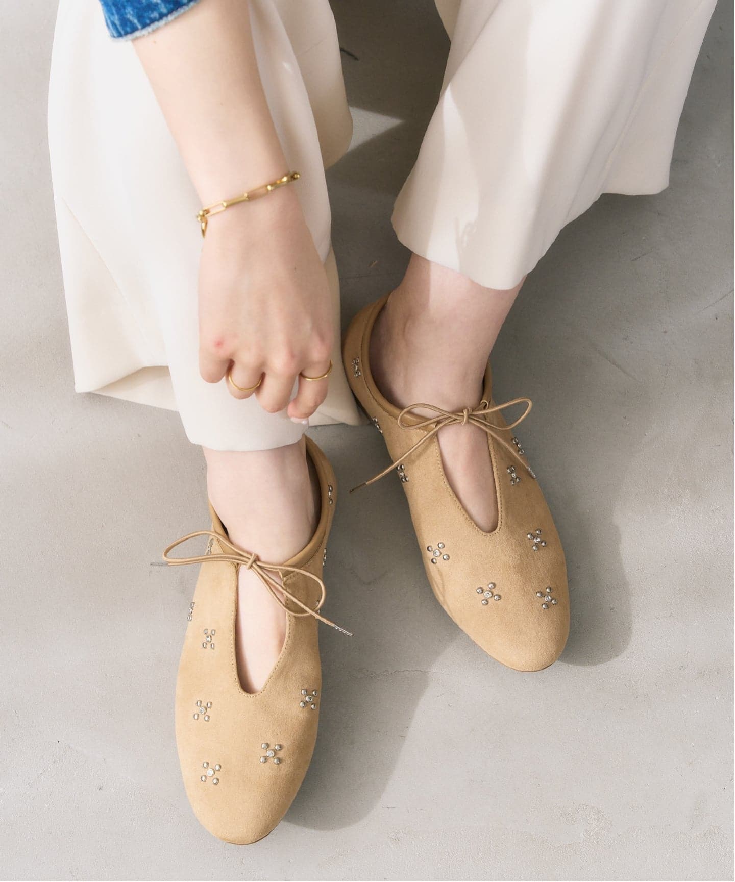 ディープカットスタッズフラットシューズ（フラットシューズ）｜LE