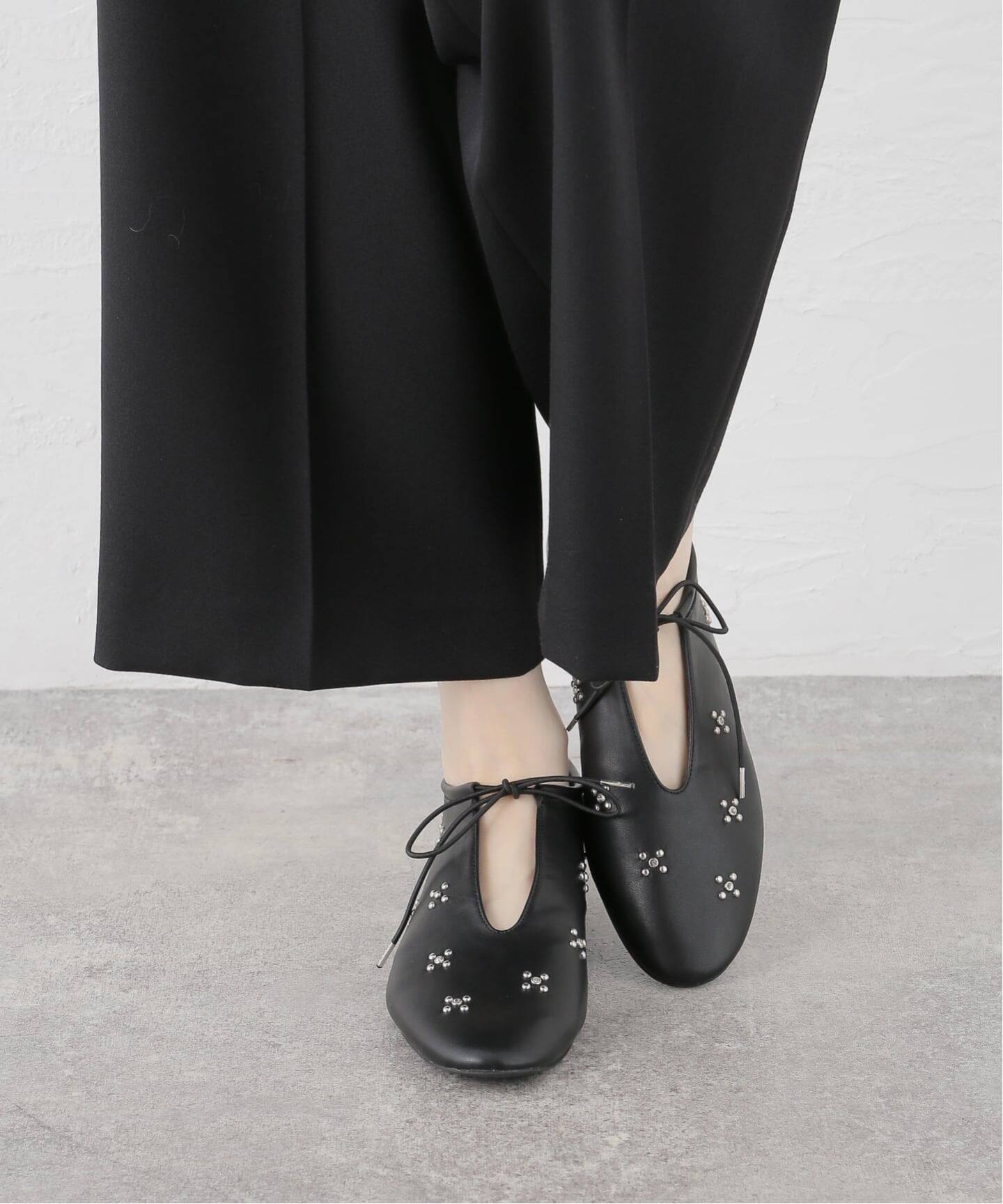 ディープカットスタッズフラットシューズ（フラットシューズ）｜LE