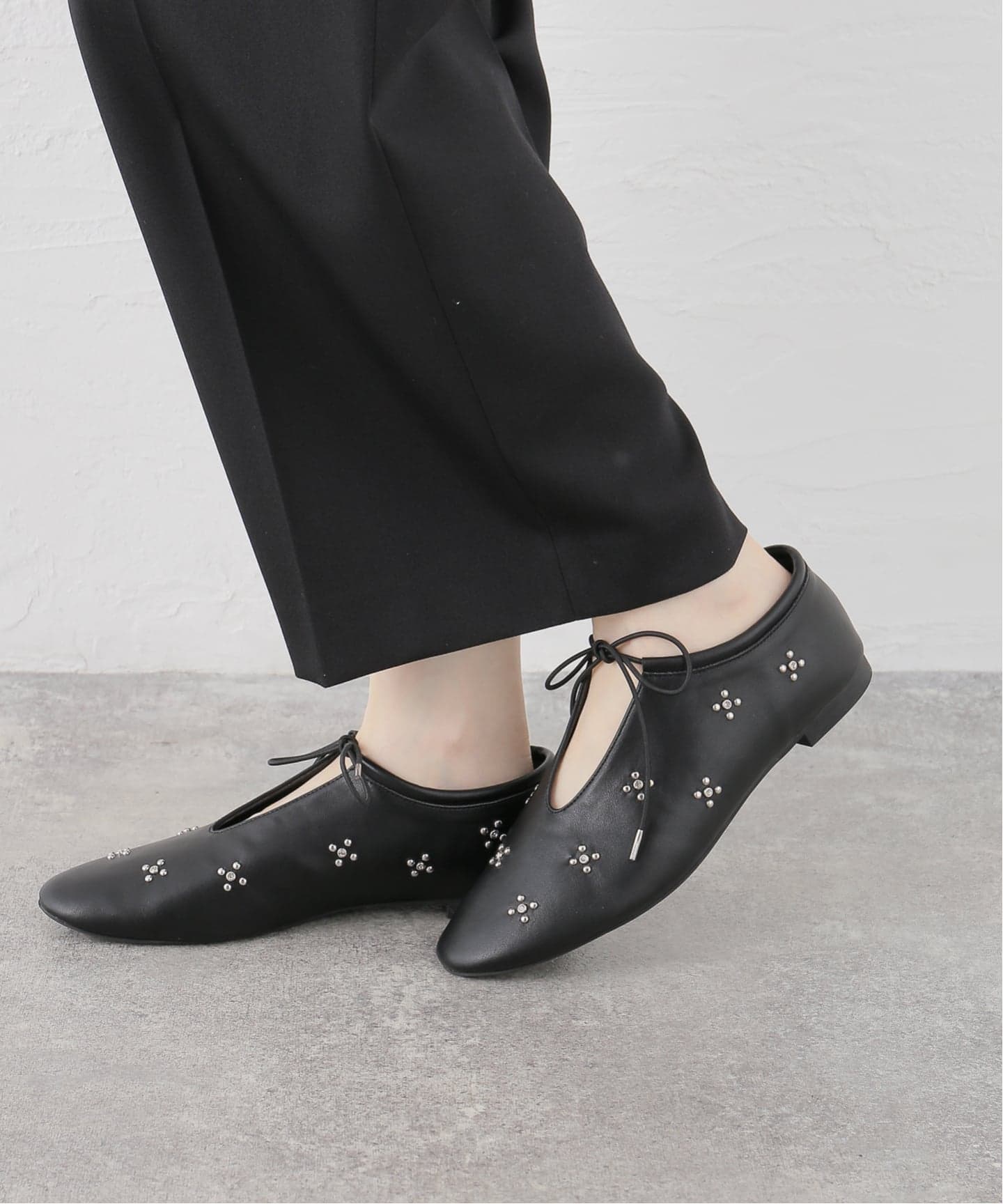 ディープカットスタッズフラットシューズ（フラットシューズ）｜LE