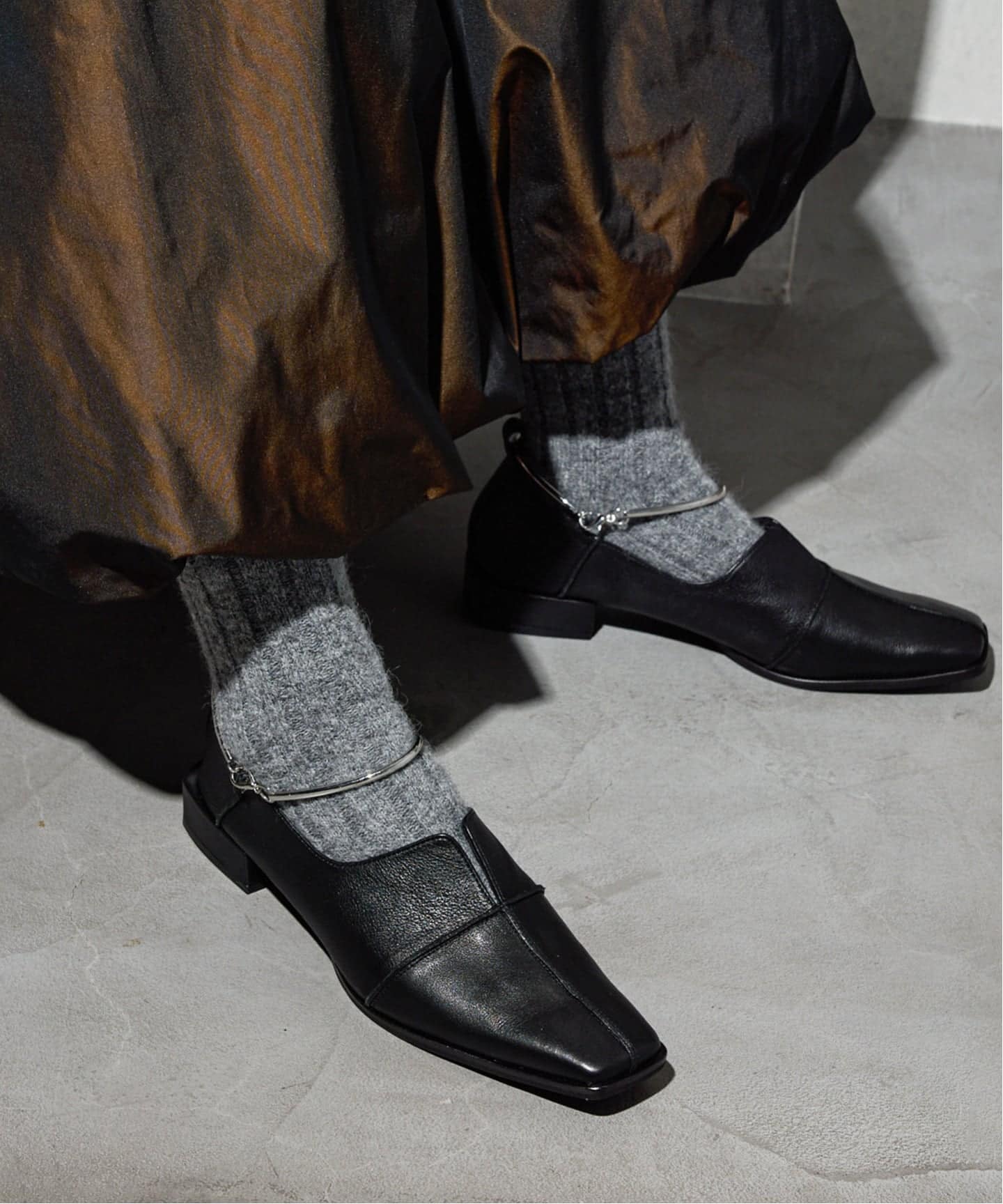 追加予約》GRISEレザースクエアクロスシームアンクルフラット