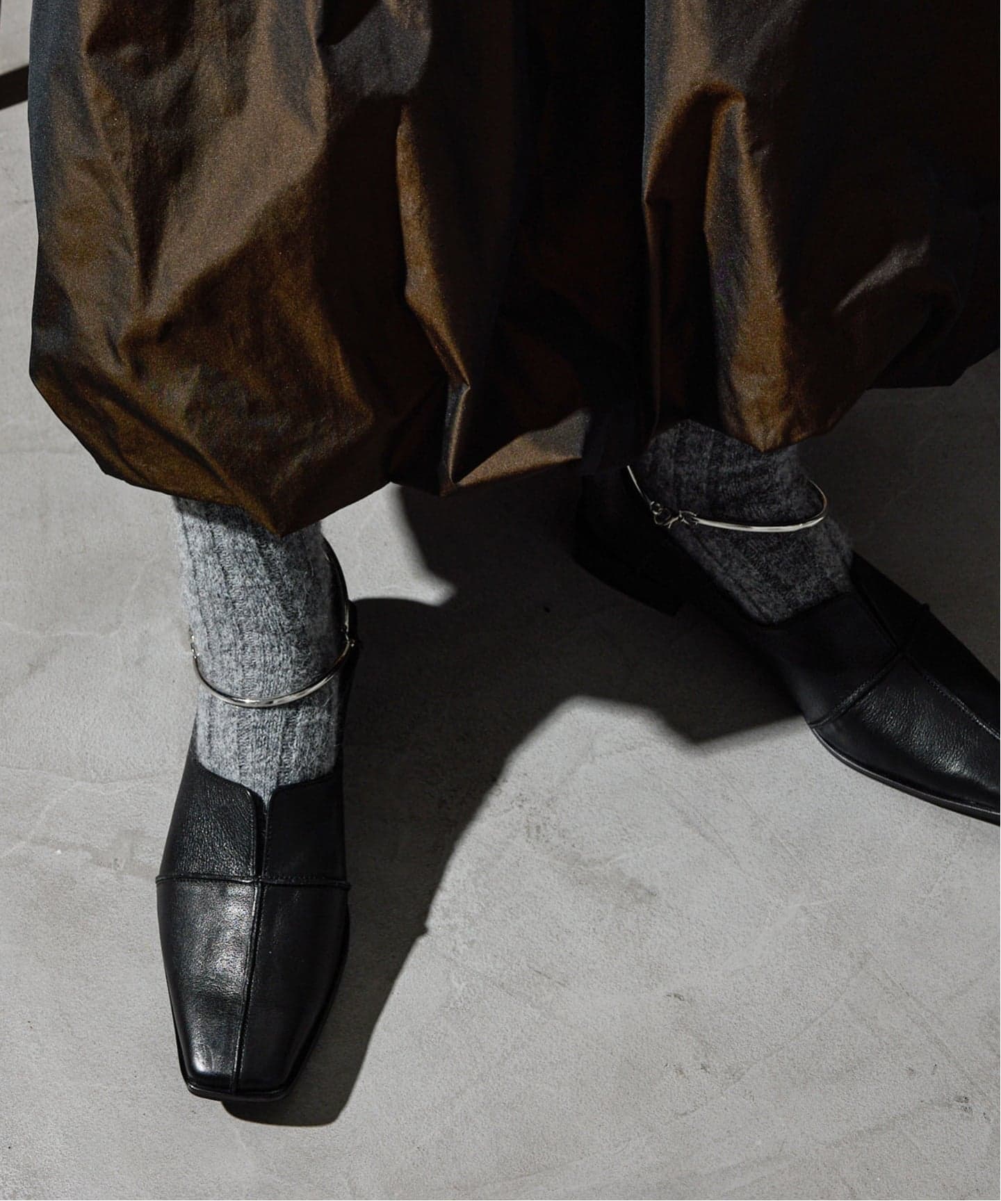 追加予約》GRISEレザースクエアクロスシームアンクルフラット