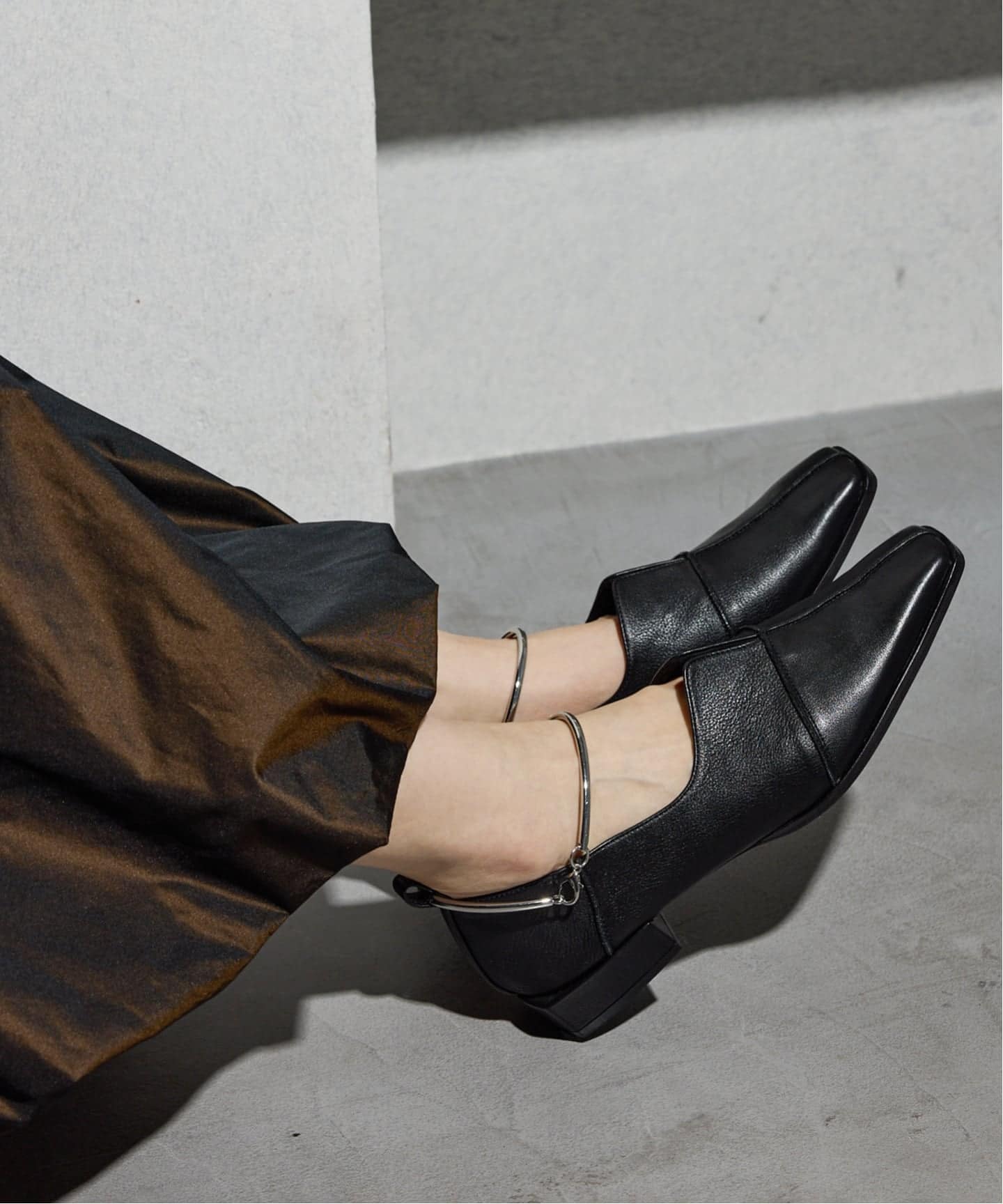 完売品GRISEレザースクエアクロスシームアンクルフラット レディース　24.0 予約》GRISE レザースクエアクロスシームアンクルフラット | ルタロン