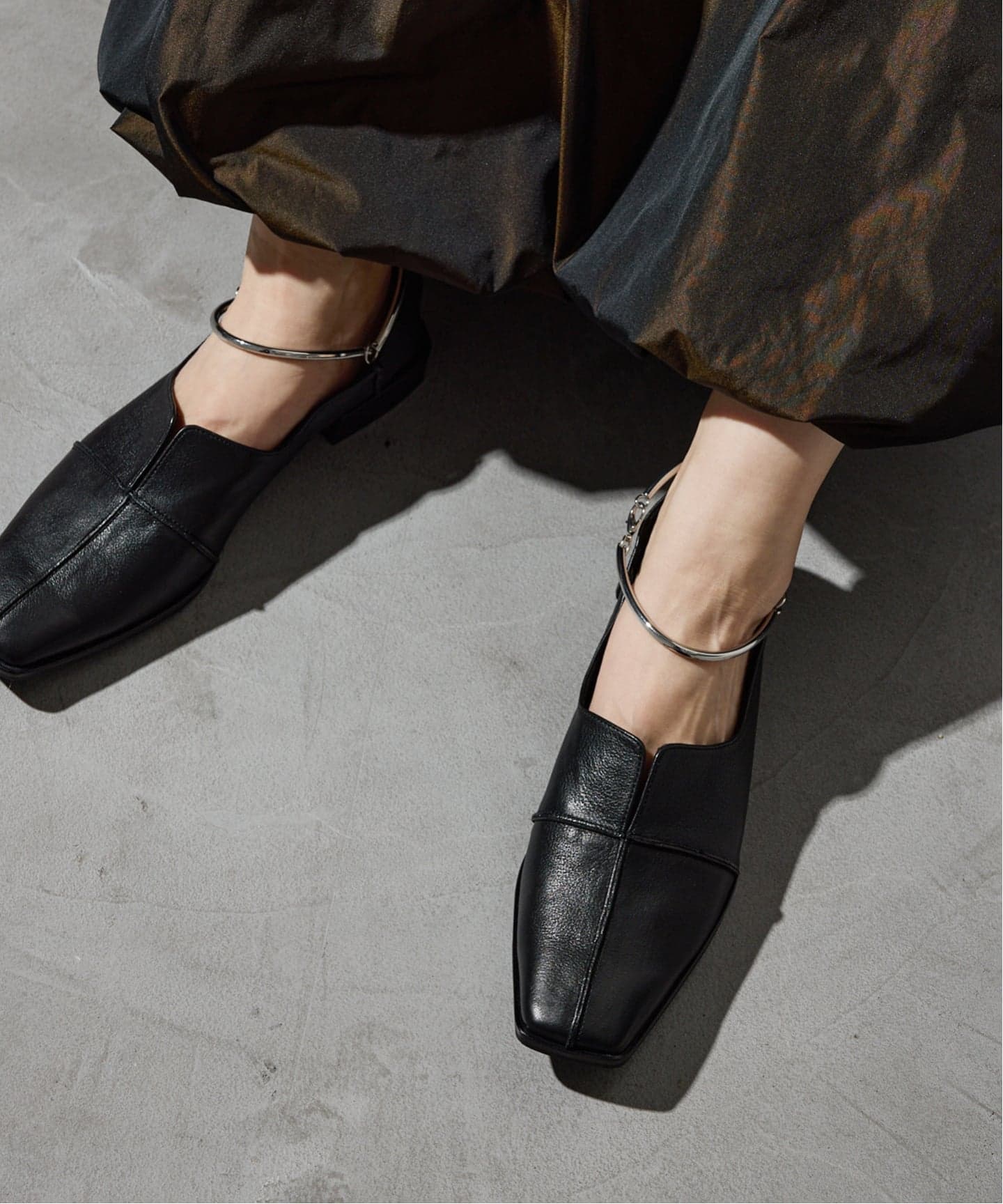 追加》GRISEレザースクエアクロスシームアンクルフラット（フラット