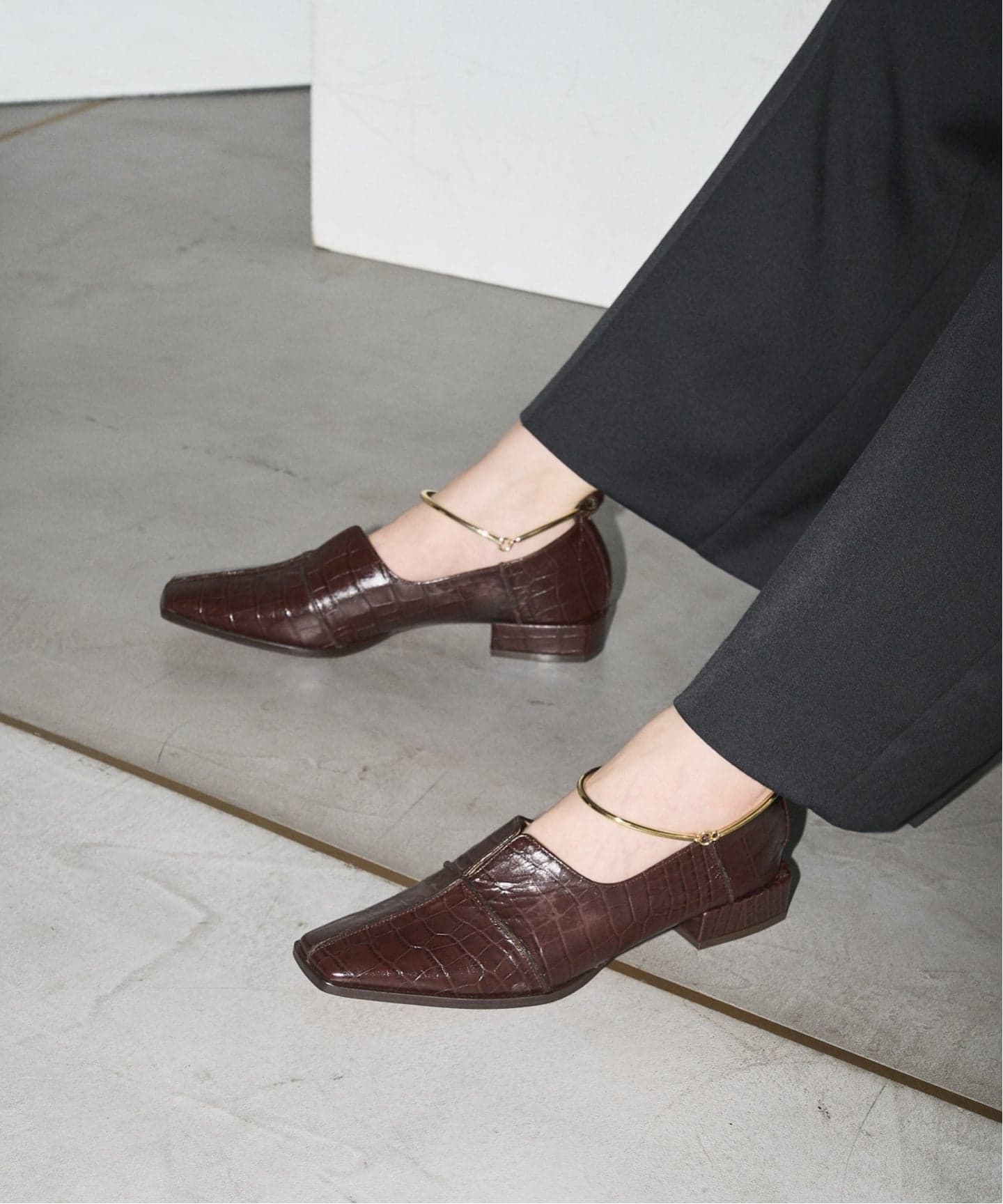 追加》GRISEレザースクエアクロスシームアンクルフラット（フラット