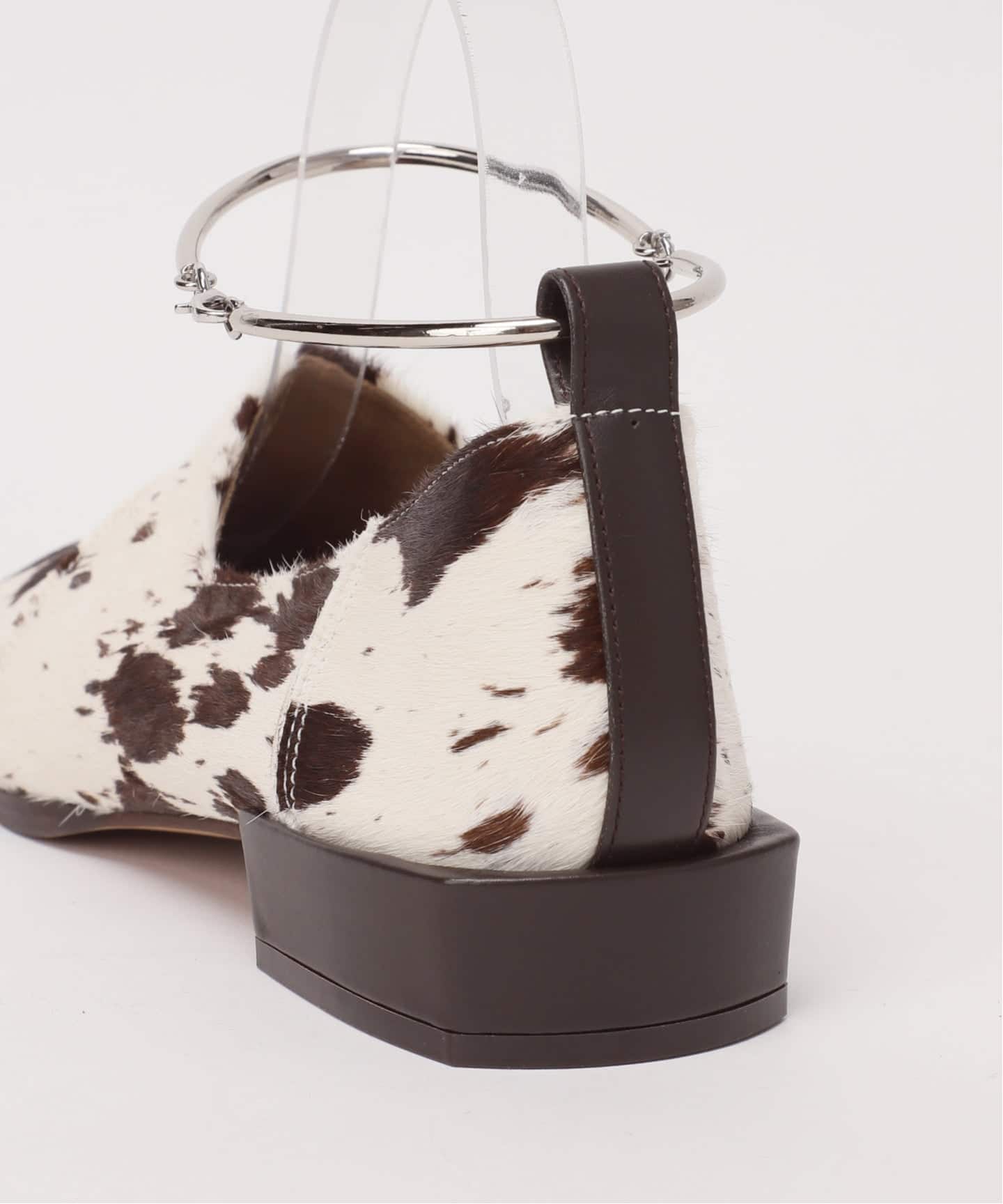 GRISE レザー スクエア クロスシームアンクル フラット ホワイト　靴 GRISE（グリーズ）の「GRISEレザースクエアクロスシームアンクル