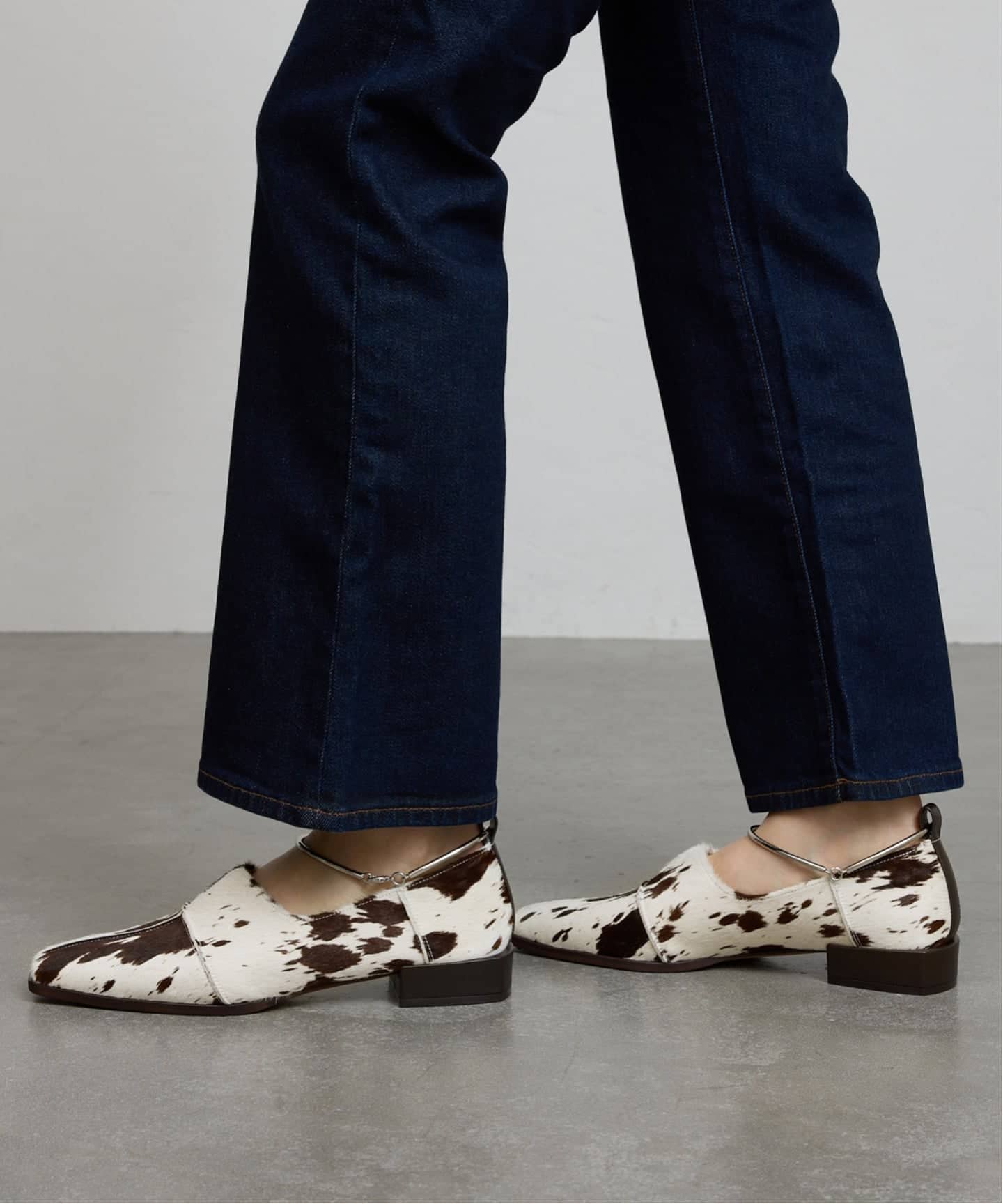 GRISE レザー スクエア クロスシームアンクル フラット ホワイト　靴 GRISE（グリーズ）の「GRISEレザースクエアクロスシームアンクル