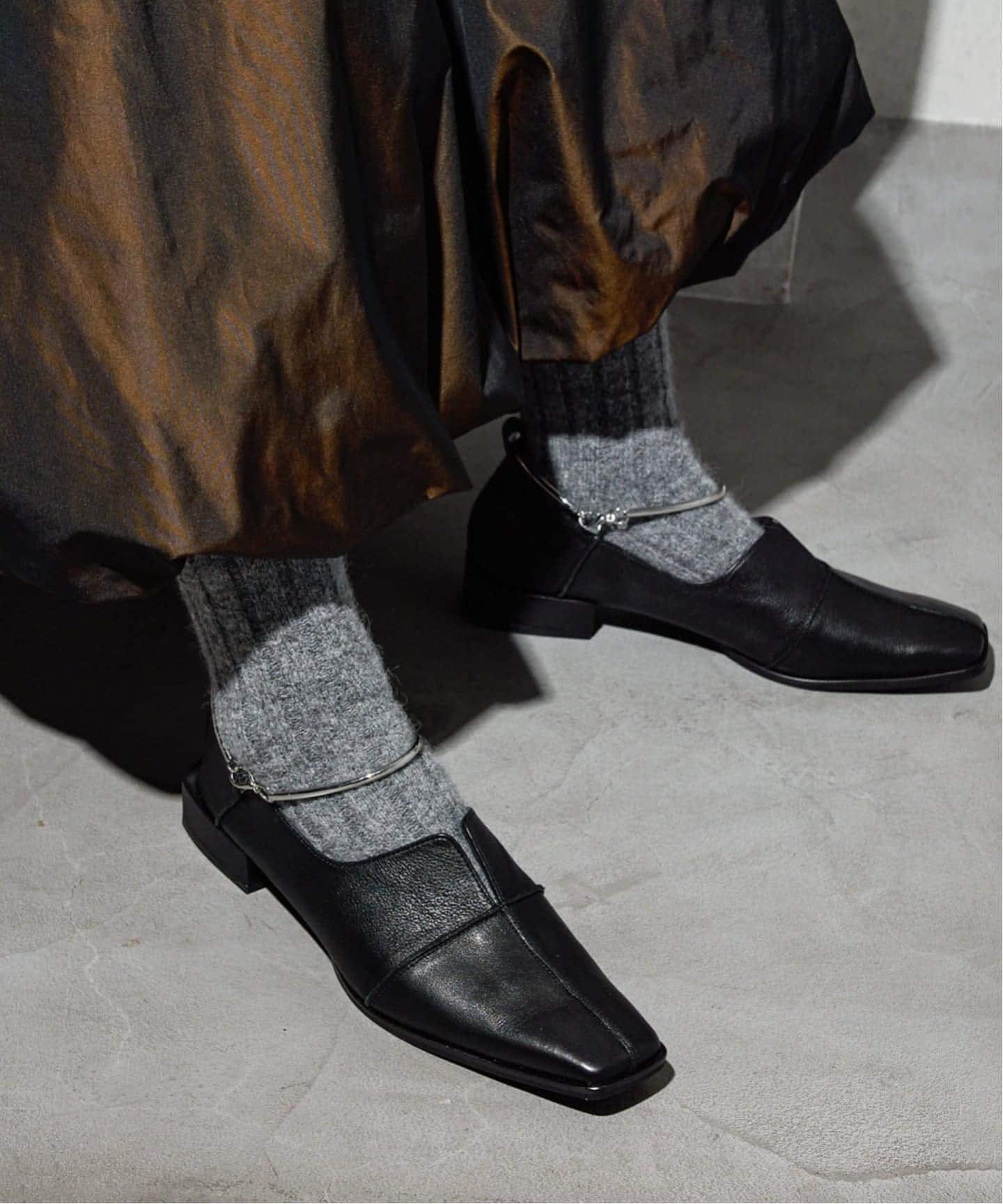 追加予約》GRISEレザースクエアクロスシームアンクルフラット