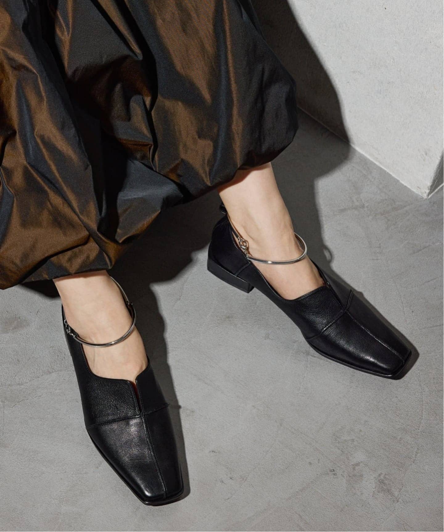 追加予約》GRISEレザースクエアクロスシームアンクルフラット