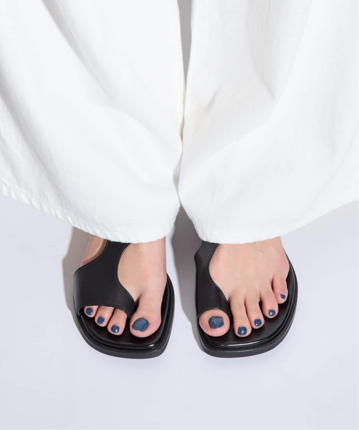 WEB+一部店舗限定》GRISEレザーアシンメトリートングサンダル